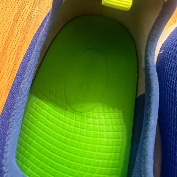 - Oofos slip on shoes - Picture 4 of 5